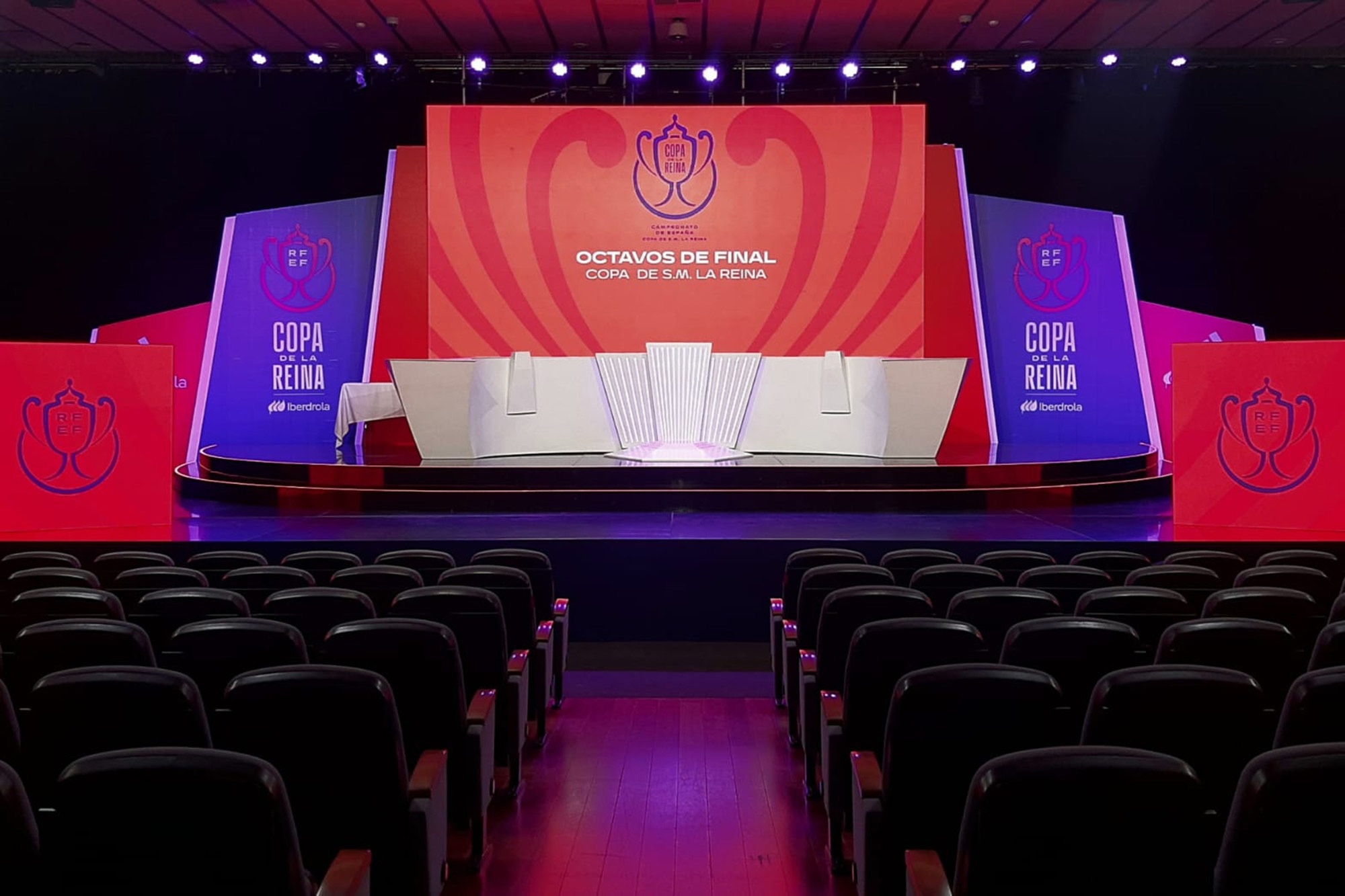 diseño y producción de la mesa y la tarima que forman parte de la escenografías de los sorteos de la Copa del Rey y Copa de la Reina de fútbol