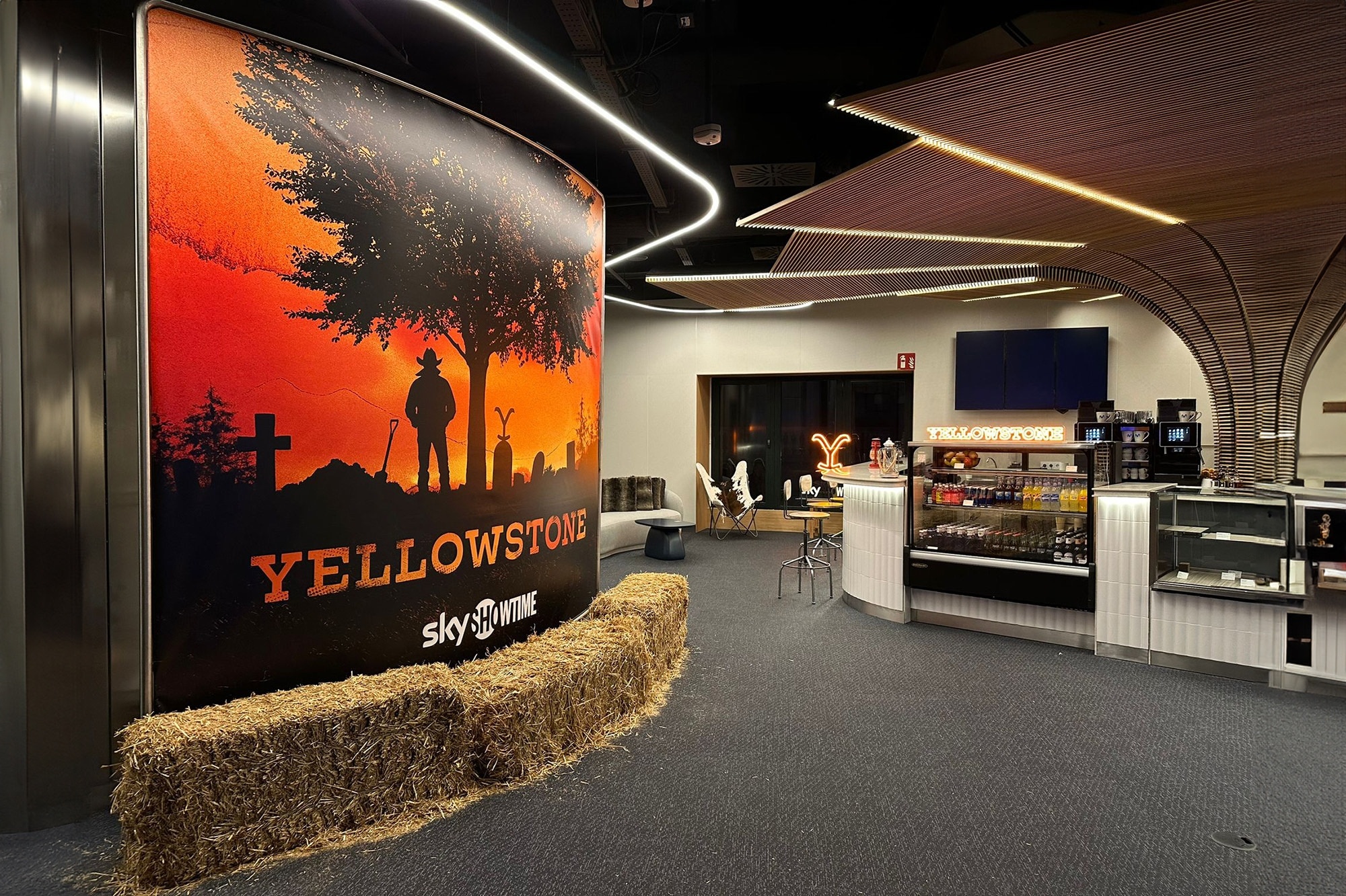 activación de la serie YELLOWSTONE que se instaló en el edificio Telefónica de la Gran Vía de Madrid.